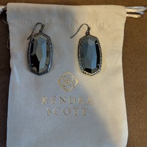 Never worn Kendra scott Elle earrings